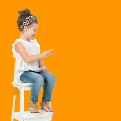 Τοπ με βολάν στα μανίκια λευκό Τοπ με βολάν στα μανίκια λευκό